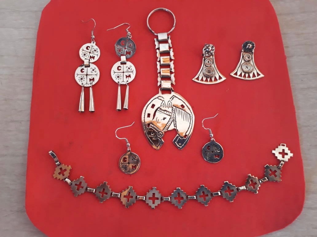 Set of Mapuche bracelets, earrings and keychain