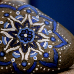 Piedra de la Costa Brava pintada con acrílico a pincel en tonos azulados