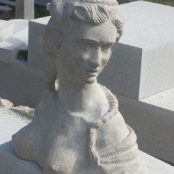 Cabeza de mujer(Escultura en granito)