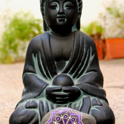 Piedra de la Costa Brava pintada con acrílico a pincel en tonos lilas.
