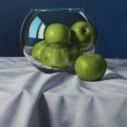 Manzanas verdes sobre fondo azul