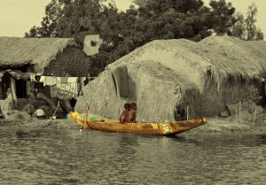Niños en canoa