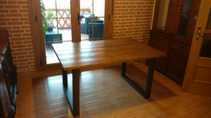 mesas artesanales de pino y hierro