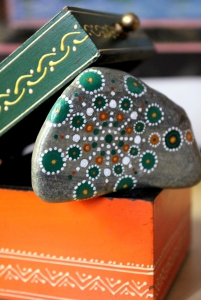 Piedra de la Costa Brava pintada con acrílico a pincel en tonos verdes y naranjas