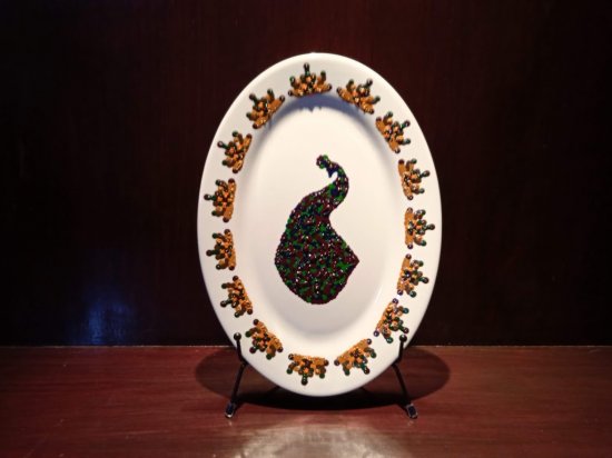 DECORATIVE OR ORNAMENTAL PORCELAIN PLATE PAINTED BY HAND.