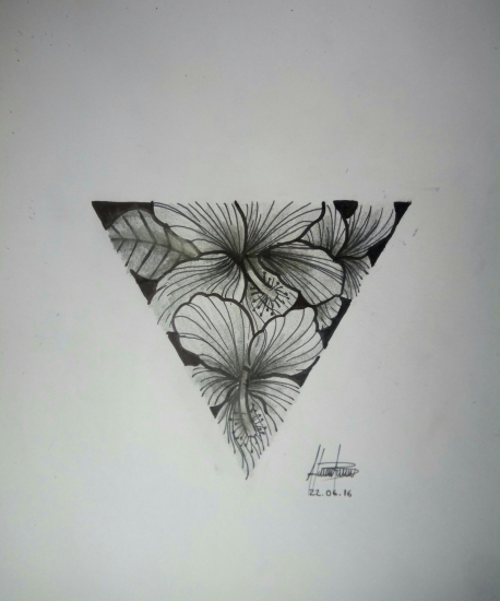 Triangulo y flores