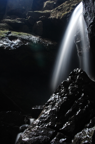 Cascada en el interior de una cueva.